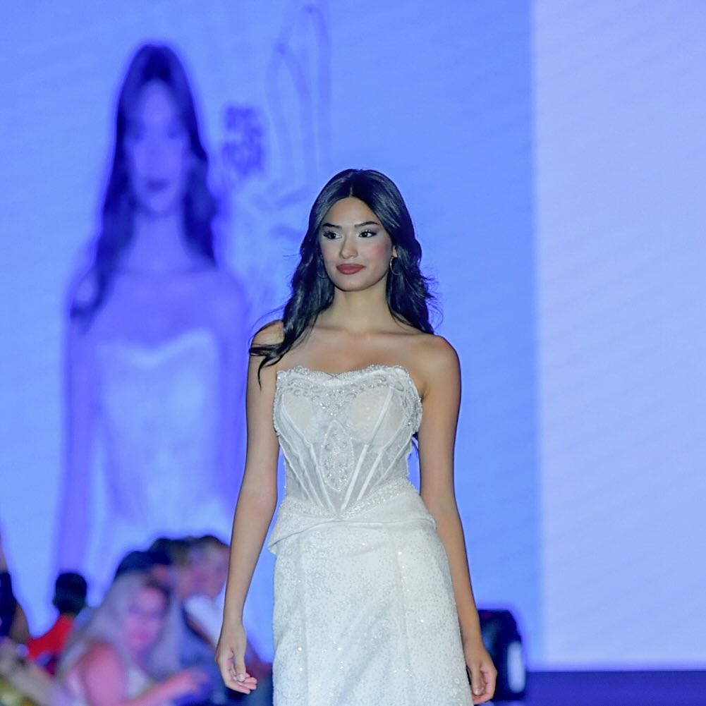 “Defilede parıltılı etekli A kesim gelinlik Gelinlik Dünyam tasarımı”