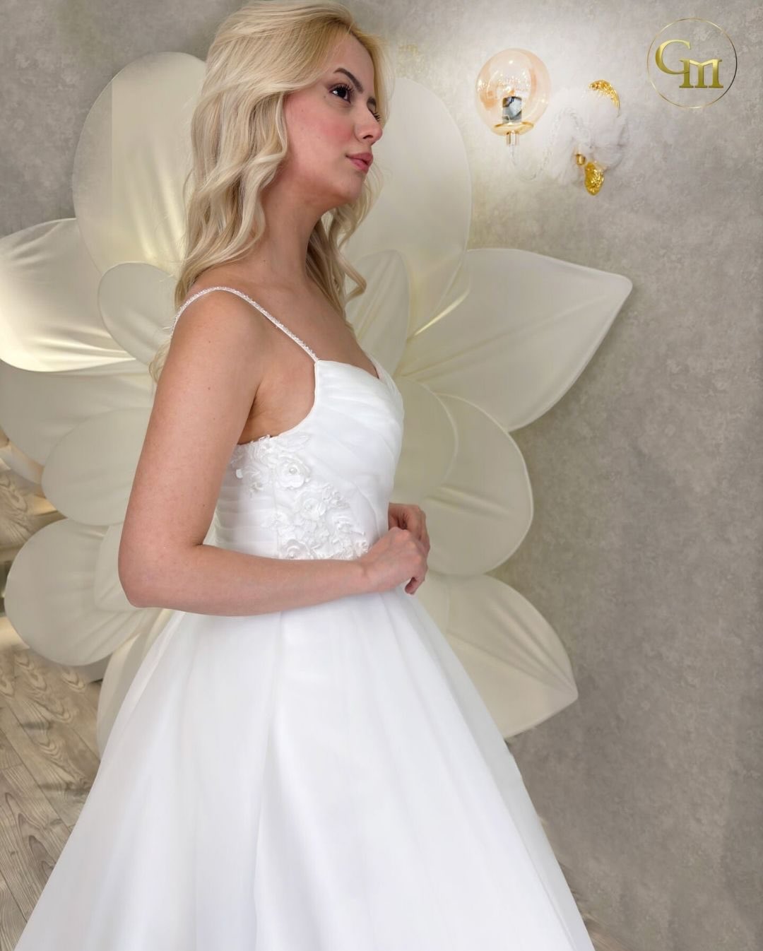 İnce askılı sade ve zarif A kesim gelinlik – nikâh gelinliği alternatifi