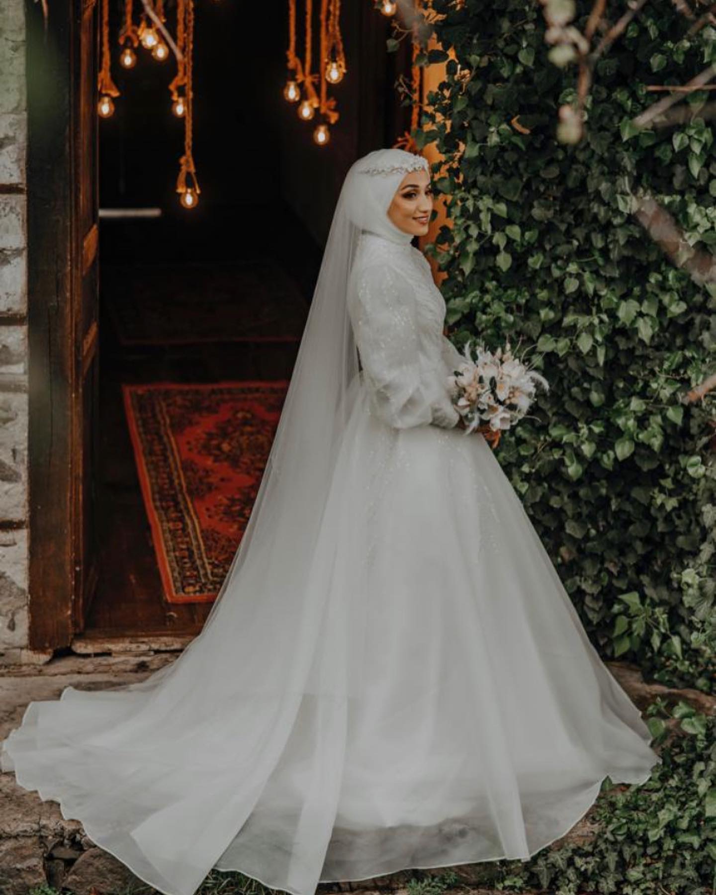 “Ankara tesettür gelinlik modeli – uzun duvaklı zarif prenses gelinlik”