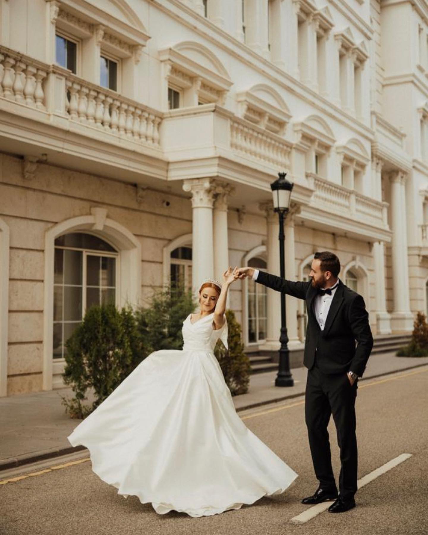 “A kesim sade gelinlik – dış çekim için uçuşan etekli modern tasarım”