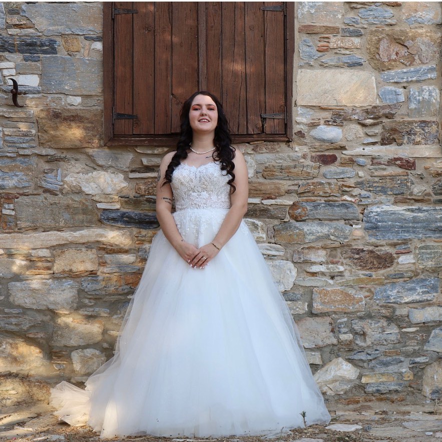 “Dantel işlemeli A kesim gelinlik – romantik ve zarif gelin stili”