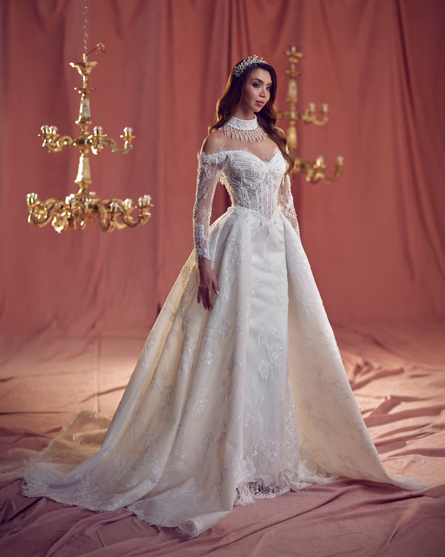 Dantel işlemeli düşük omuz prenses kesim gelinlik ön görünüm – Hasret Alcellat Gelinlik Dikim Evi İstanbul