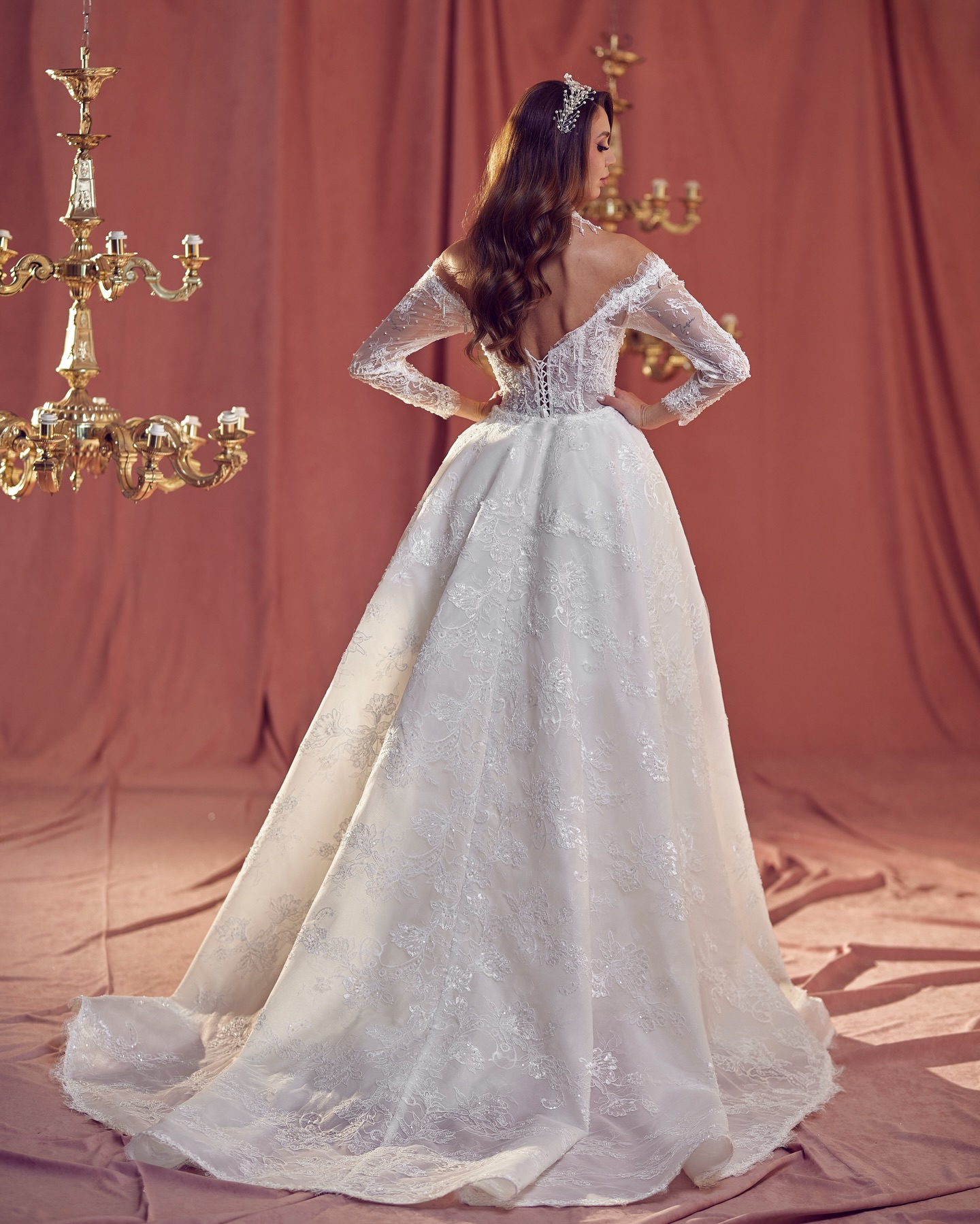 Sırt dekolteli bağcıklı prenses kesim gelinlik arka görünüm – Hasret Alcellat Gelinlik Dikim Evi İstanbul