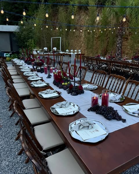 Modern masa düzeniyle şık düğün organizasyonu