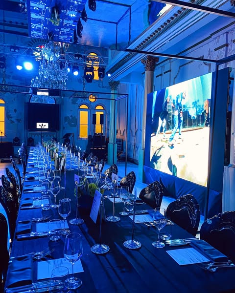 Klasik balo salonu düğün organizasyonu sahne düzeni