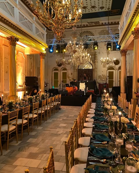 Bahçe düğünü için romantik masa süslemesi