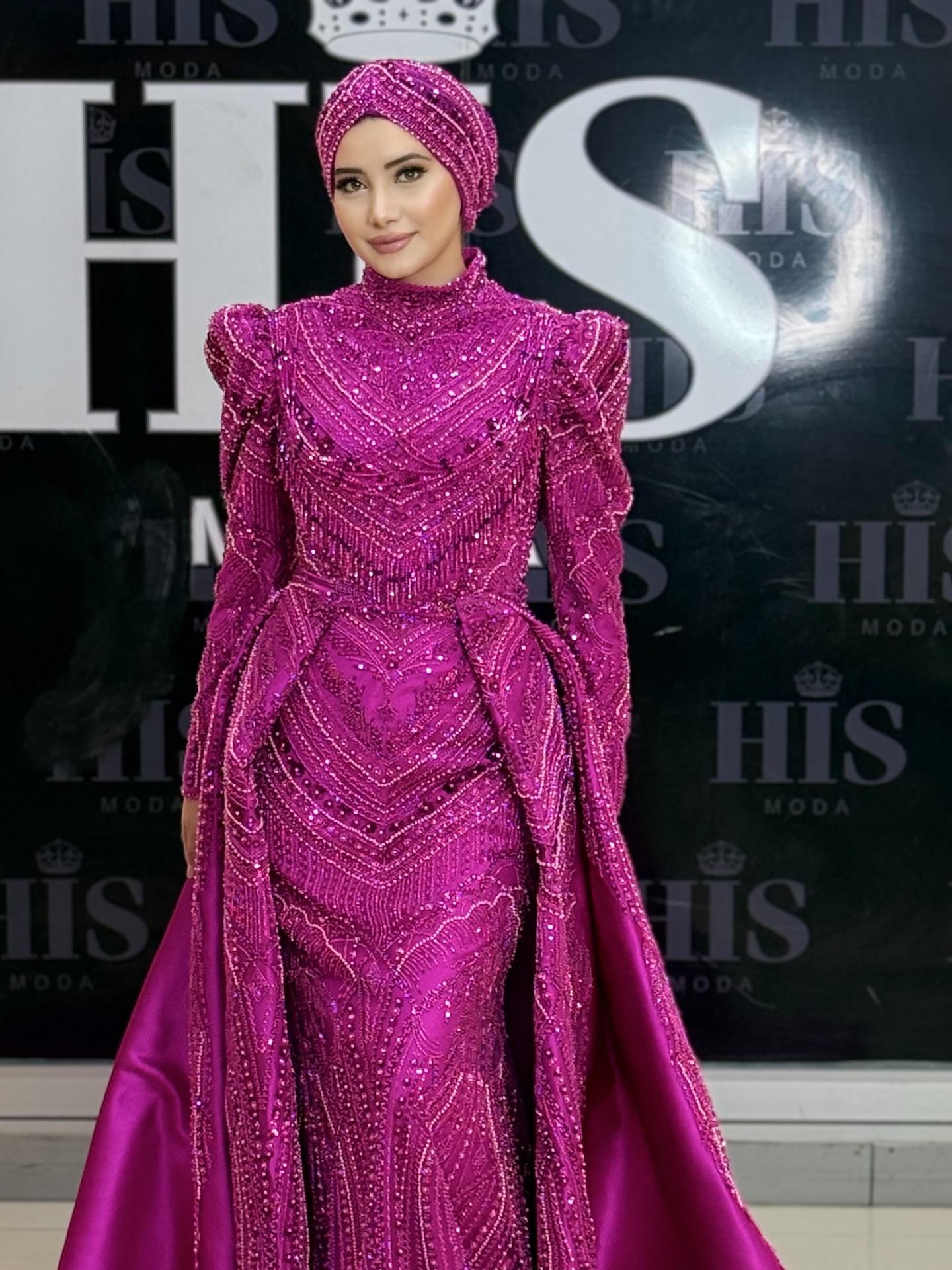 His Moda Evi taş işlemeli balık kesim mor kına elbisesi, uzun kollu ve pelerin detaylı nişan elbisesi modeli