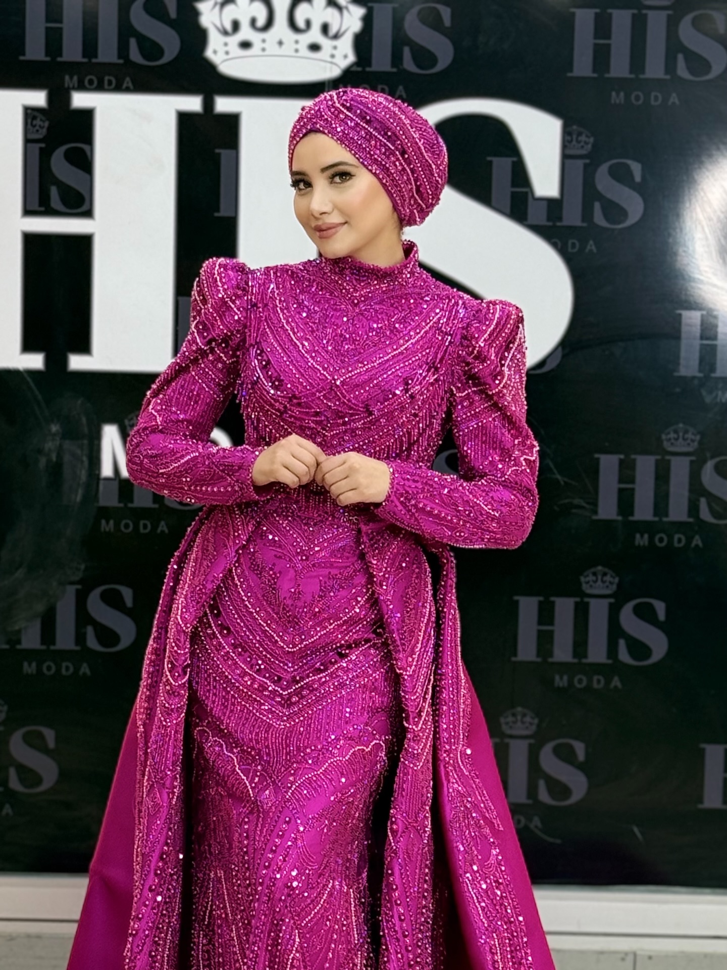 His Moda Evi mor taşlı balık kesim kına elbisesi, yüksek yaka ve omuz detaylı gösterişli nişan elbisesi