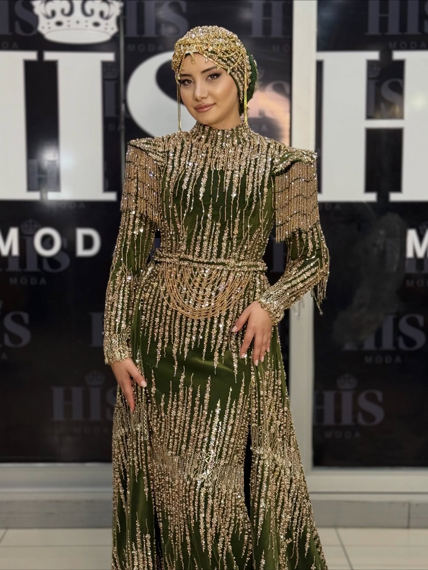 Modern kına gecesi için bordo kadife balık nişan elbisesi – taş işlemeli sofistike tasarım