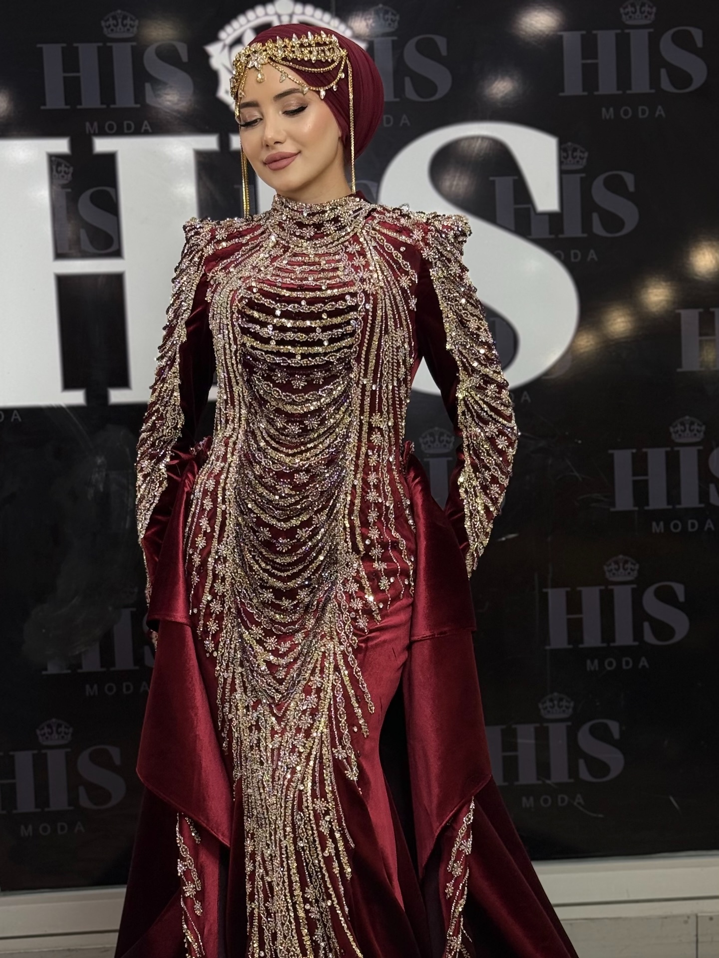 Modern kına gecesi için bordo taş işlemeli nişan elbisesi – tesettür saten tasarım