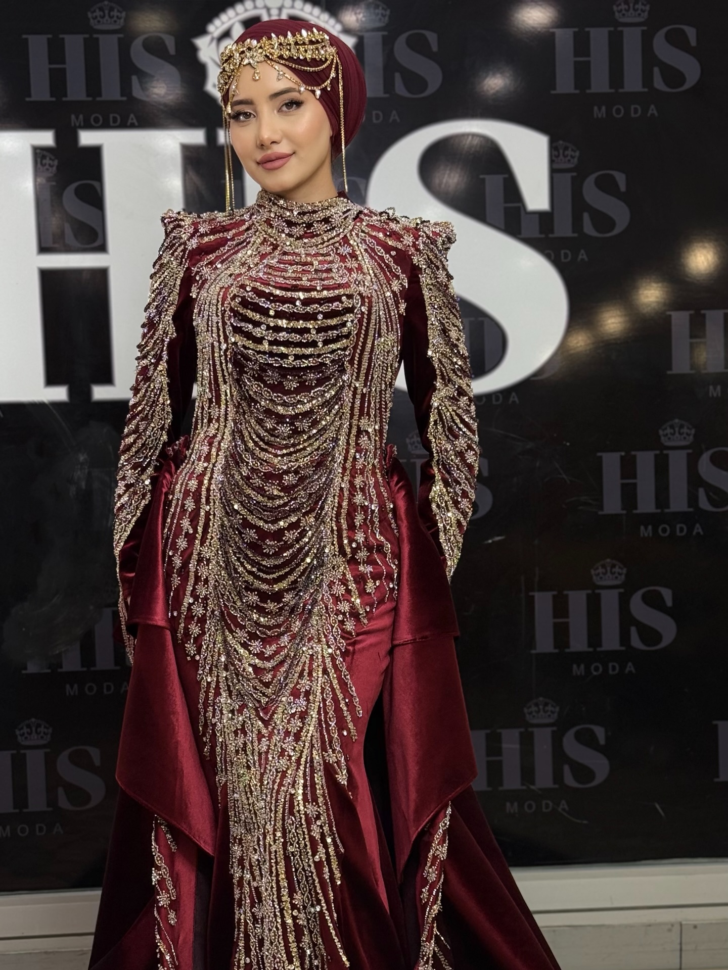 Altın taş detaylı bordo nişan elbisesi – yüksek yaka ve omuz detaylı modern kına kombini