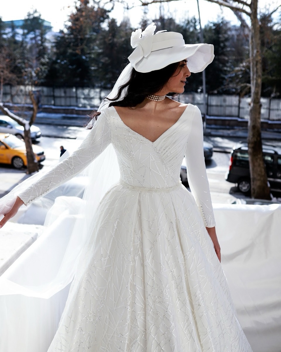 Uzun kollu geometrik işlemeli V yaka modern A kesim gelinlik