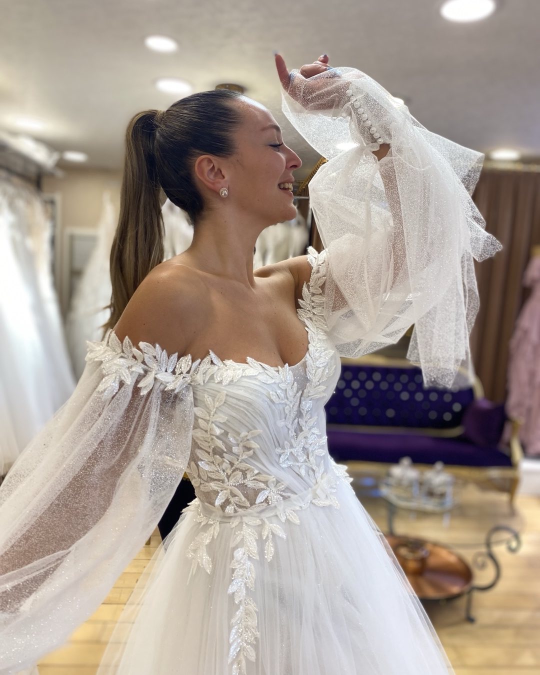 Yaprak aplikeli düşük omuz simli tül gelinlik prova anı