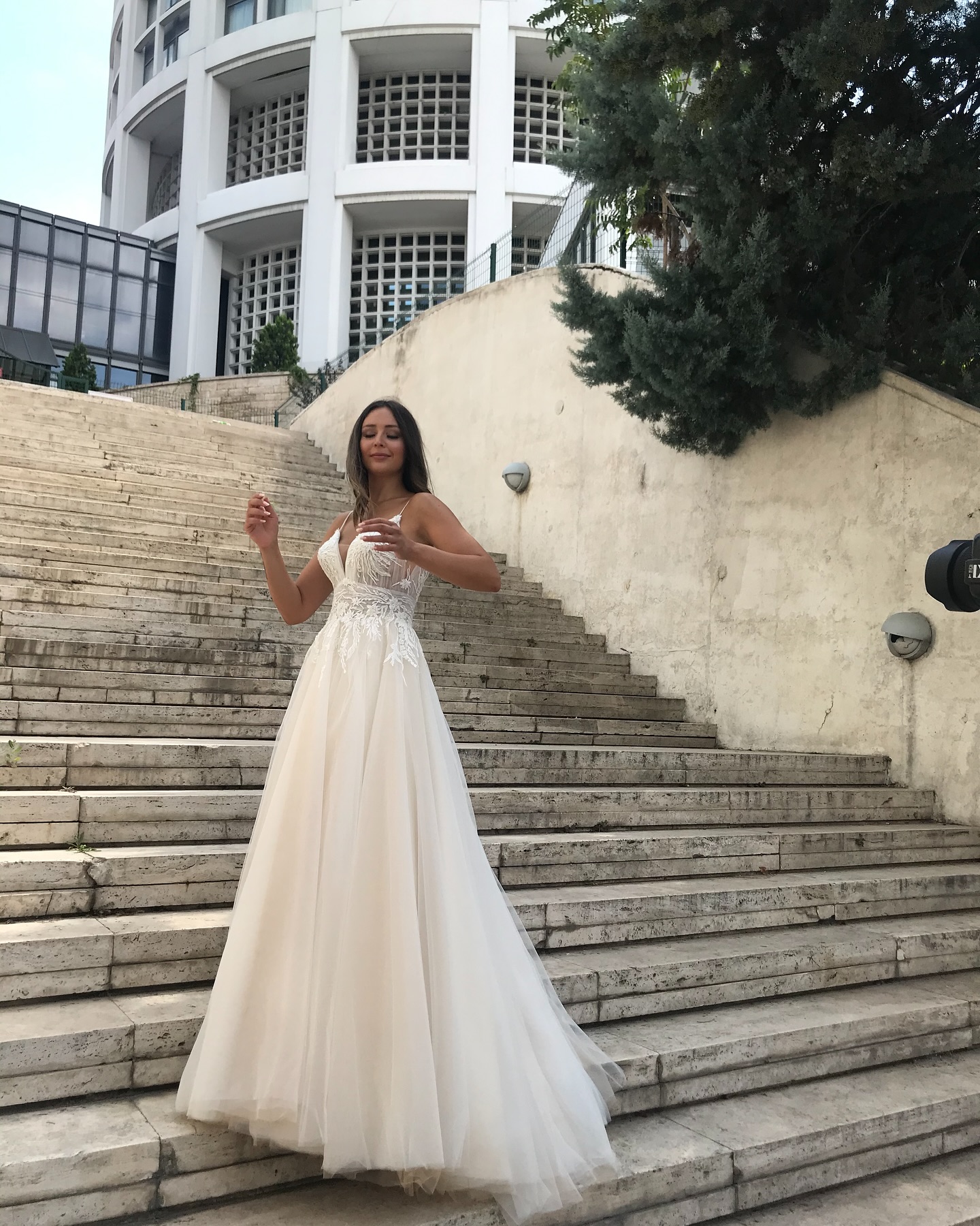 Merdivenlerde çekilmiş dantel üst tül etek A kesim gelinlik