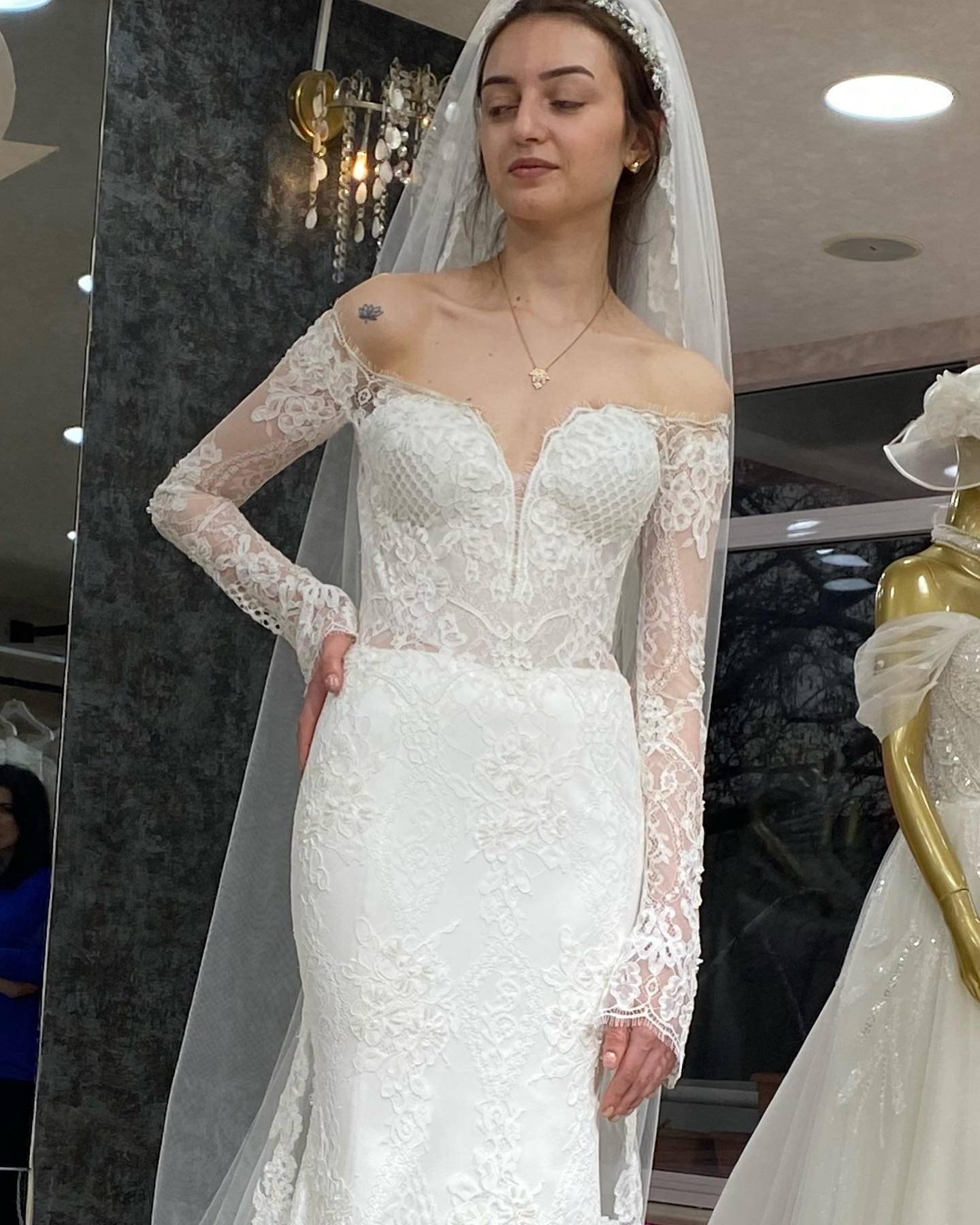 Transparan kollu dantel detaylı dar kesim gelinlik ve duvak