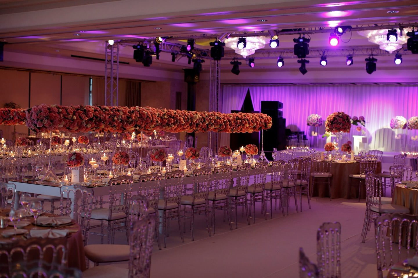 Balo salonu düğün organizasyonu sahne ve masa düzeni