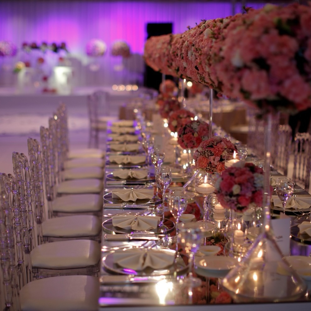 Romantik düğün konsepti çiçek ve ışıklandırma