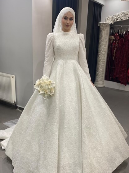 Ankara tesettür prenses gelinlik modeli – simli tül ve uzun kuyruk detaylı gelinlik