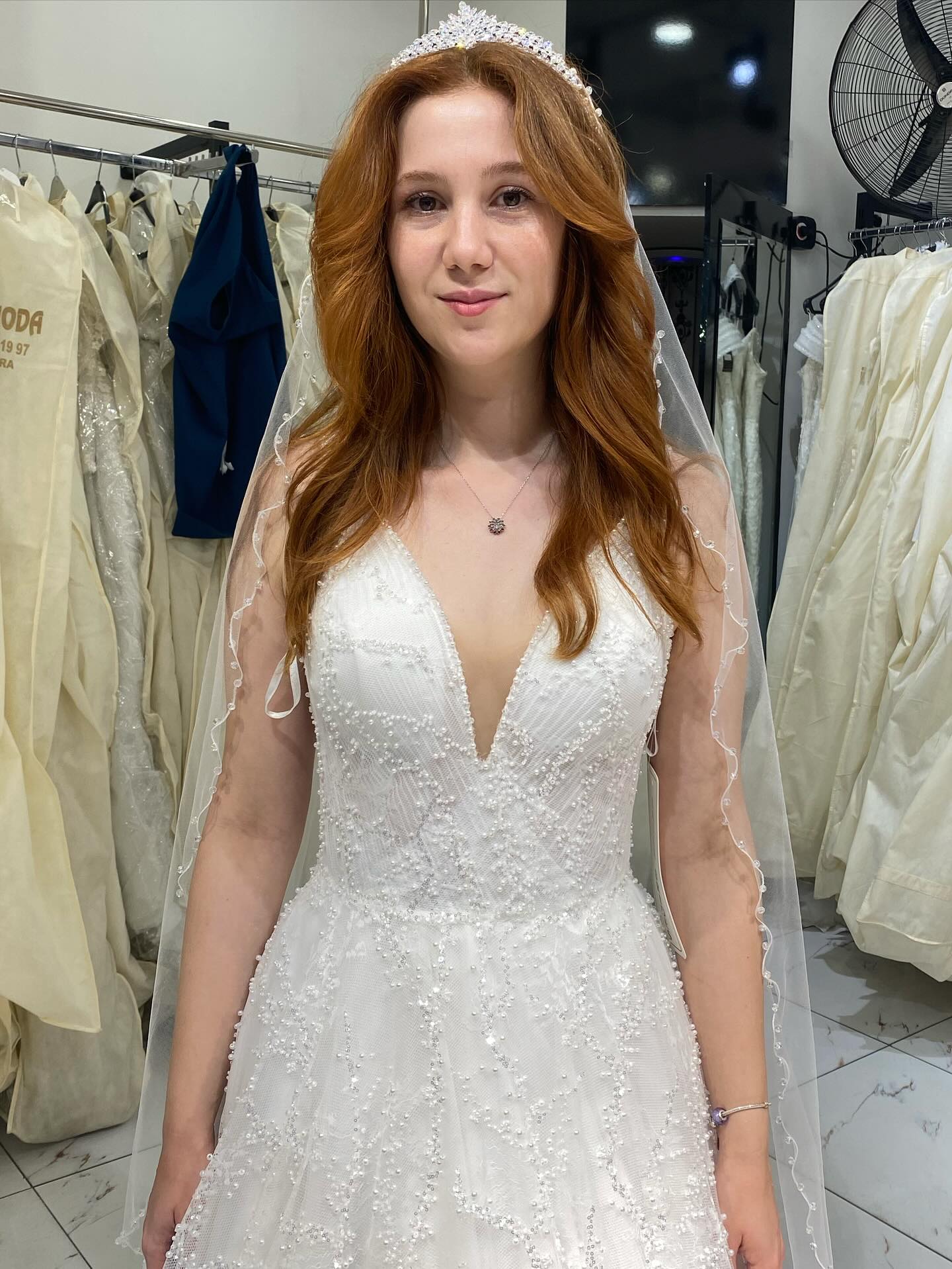 V yaka A kesim gelinlik – inci işlemeli modern gelinlik tasarımı