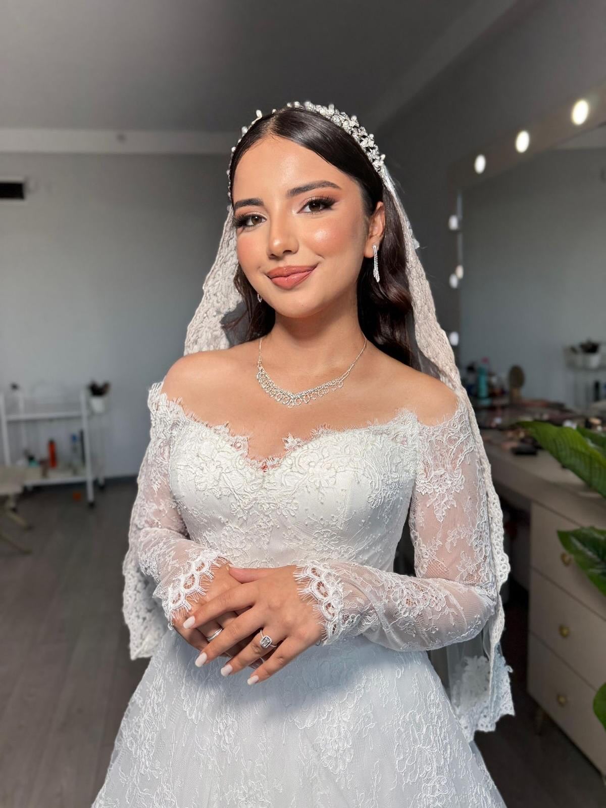 Düşük omuz dantel kollu gelinlik – romantik ve zarif gelin stili