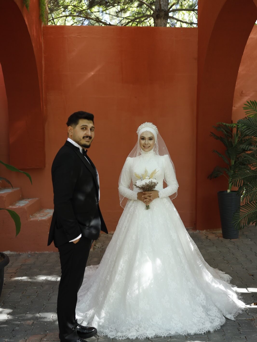 Tesettür gelinlik dış çekim – prenses kesim dantel detaylı gelinlik modeli