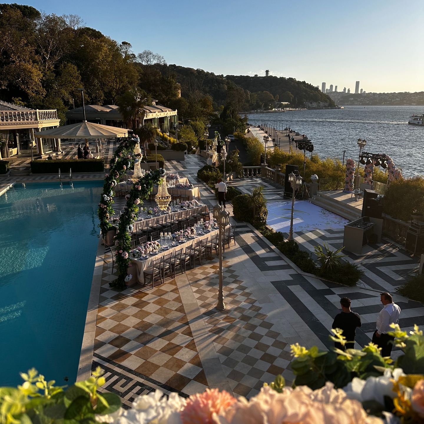 Boğaz manzaralı tekne düğünü konsept süsleme