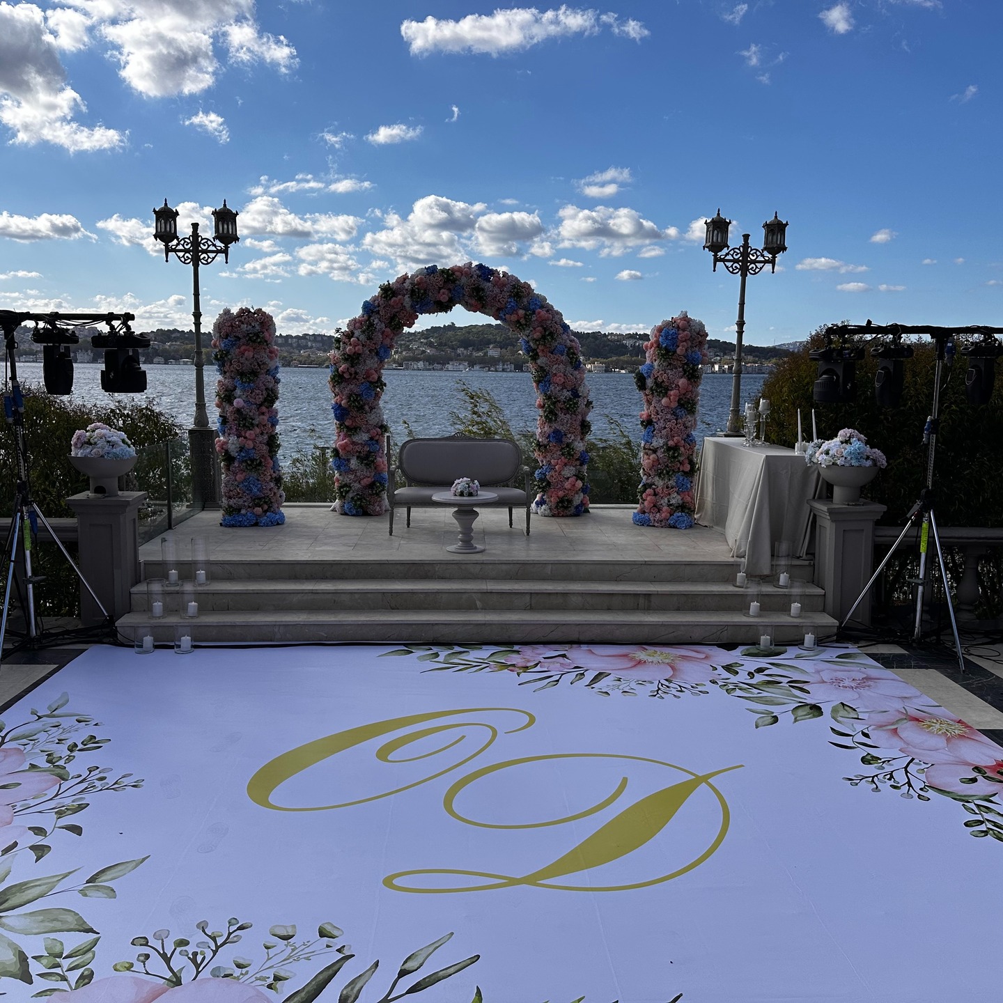 Çiçek kemerli açık hava nikâh alanı dekorasyonu