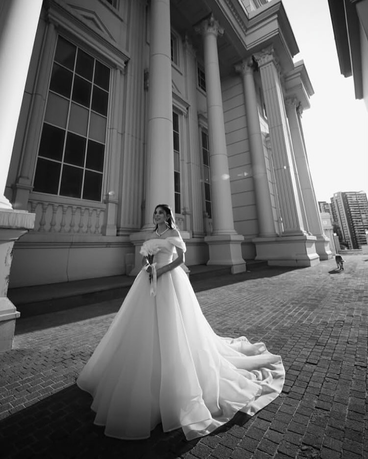 “İzyön Moda Evi A kesim gelinlik dış çekim zarif kuyruk detaylı Ankara gelinlikçi”