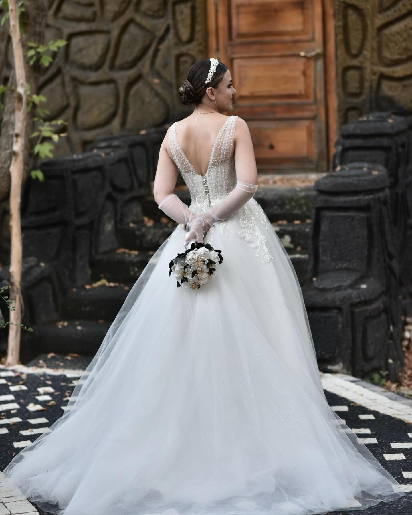 “Sırt dekolteli A kesim gelinlik modeli tül etek ve işlemeli üst beden İzyön Moda Evi”