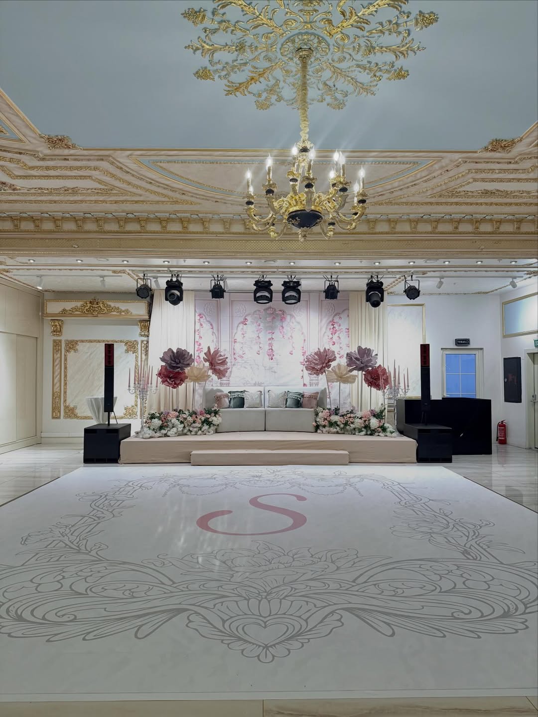 Kristal kemerli düğün sahnesi Kayaroyal Wedding