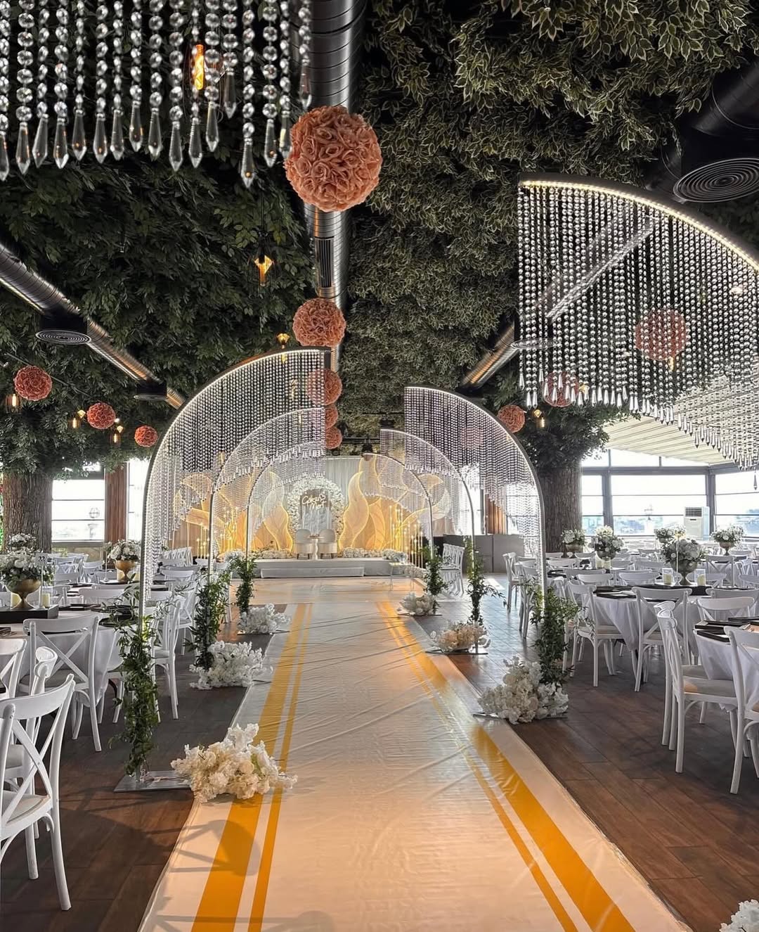 Altın detaylı klasik düğün dekorasyonu