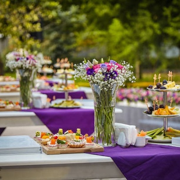 İstanbul sahil düğün organizasyonu uzun masa konsepti