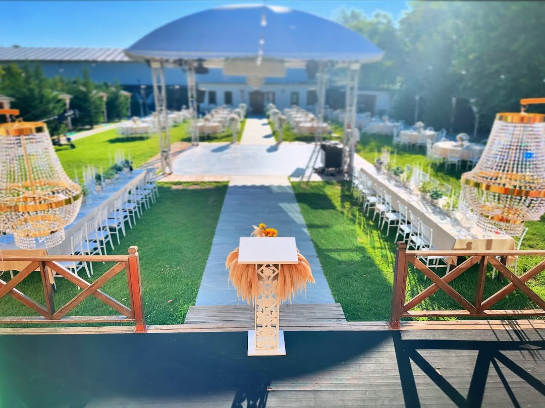 Bohem düğün konsepti nikah yolu süslemesi