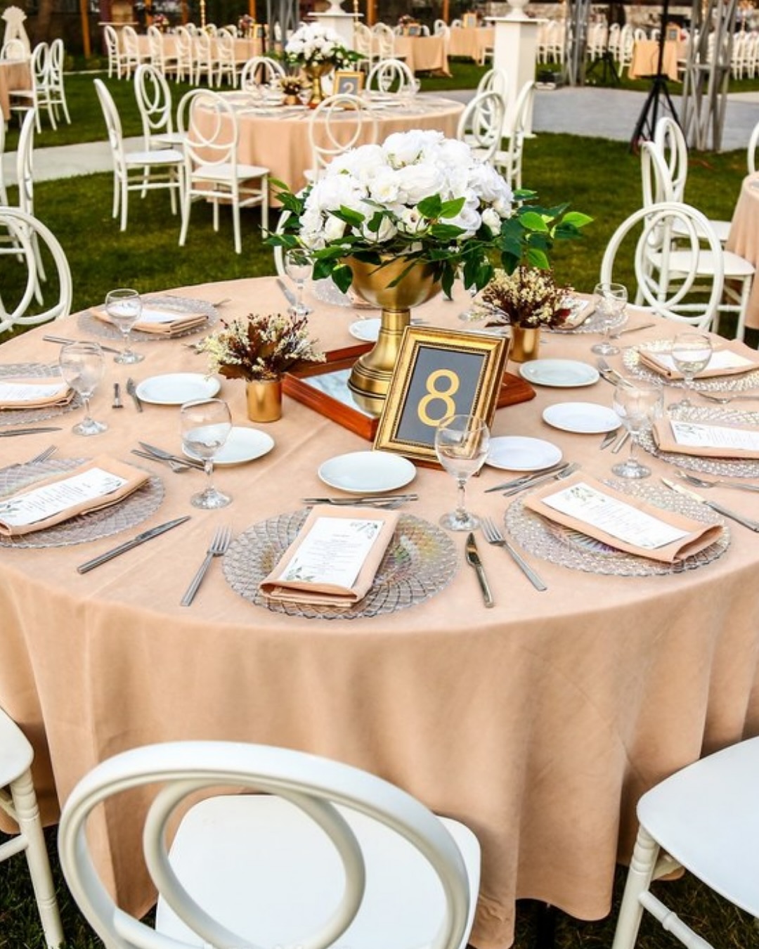 Açık hava düğünleri için vintage masa süslemeleri