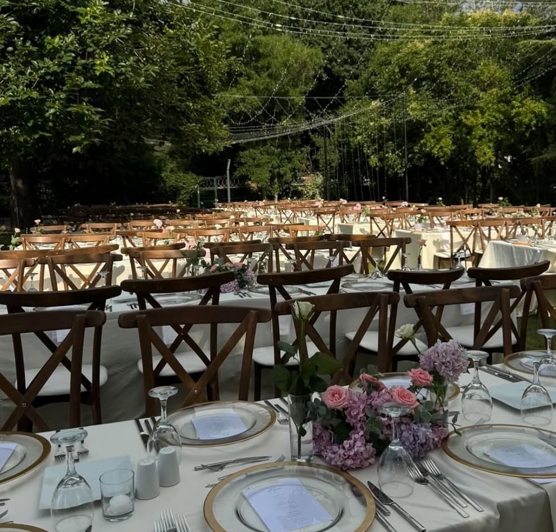 Orman içinde uzun masa düzeniyle La Foresta kır düğünü alanı