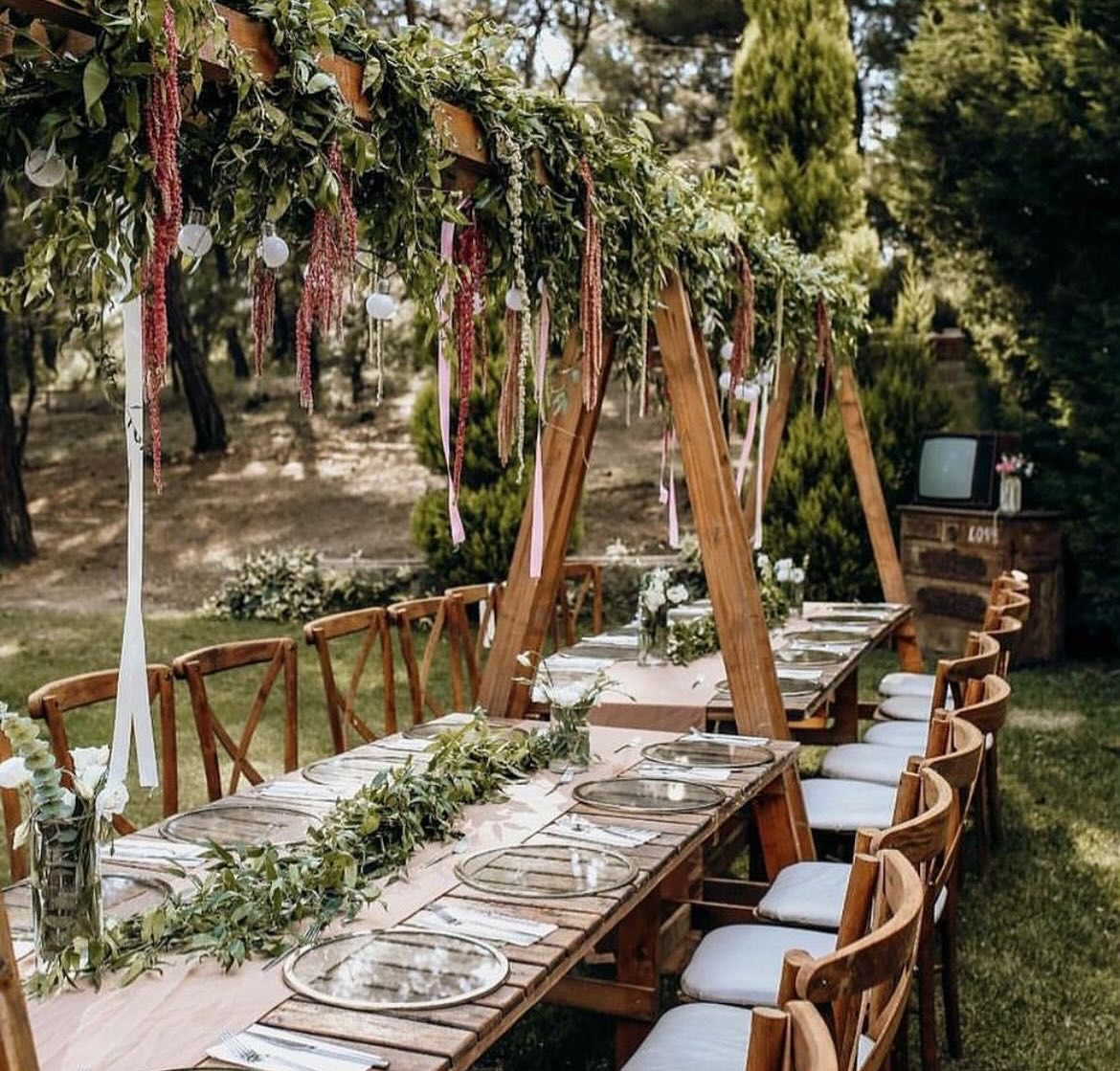Ahşap sandalyeli bohem kır düğünü masa dekorasyonu