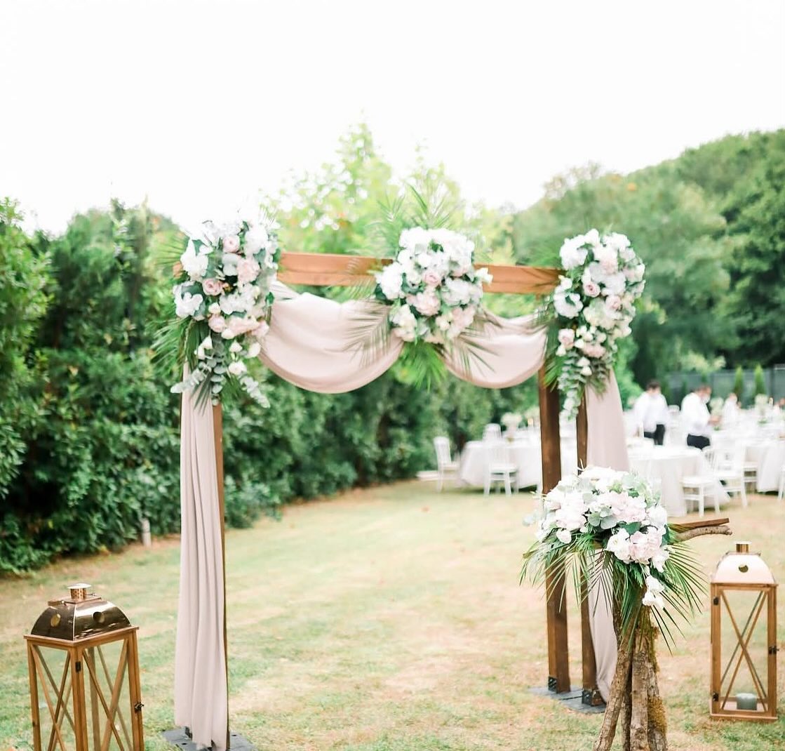 La Foresta Sarıyer nikâh alanı çiçekli tak ve beyaz yürüyüş yolu