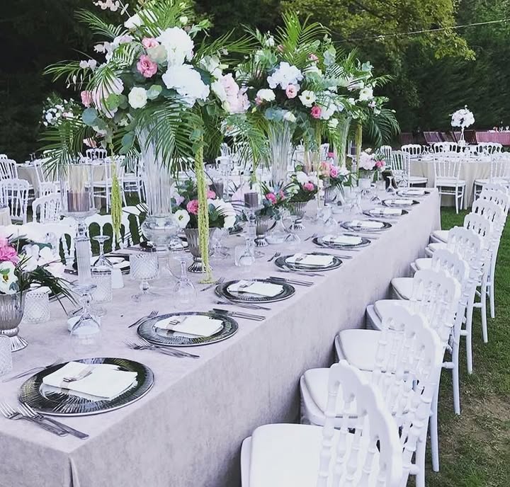 Işık zincirleriyle süslenmiş akşam kır düğünü atmosferi