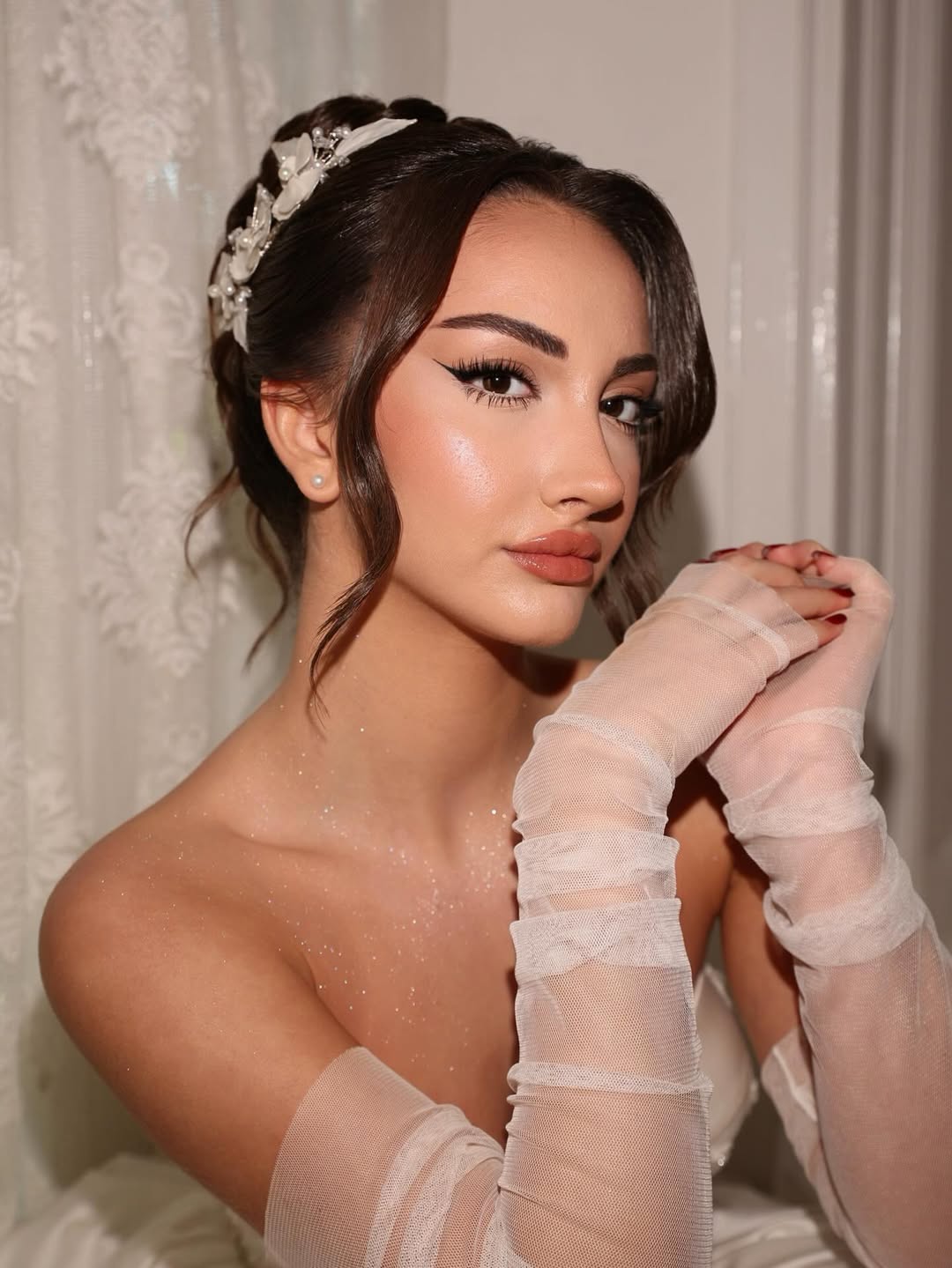 Transparan eldivenli, işlemeli üst bedene sahip lüks gelinlik