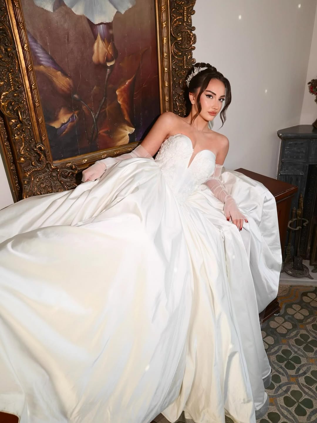 Feminen ve güçlü siluet sunan A-kesim gelinlik tasarımı