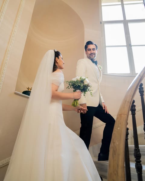 İstanbul’da merdiven boşluğunda doğal ışıkla çekilmiş gelin damat fotoğrafı