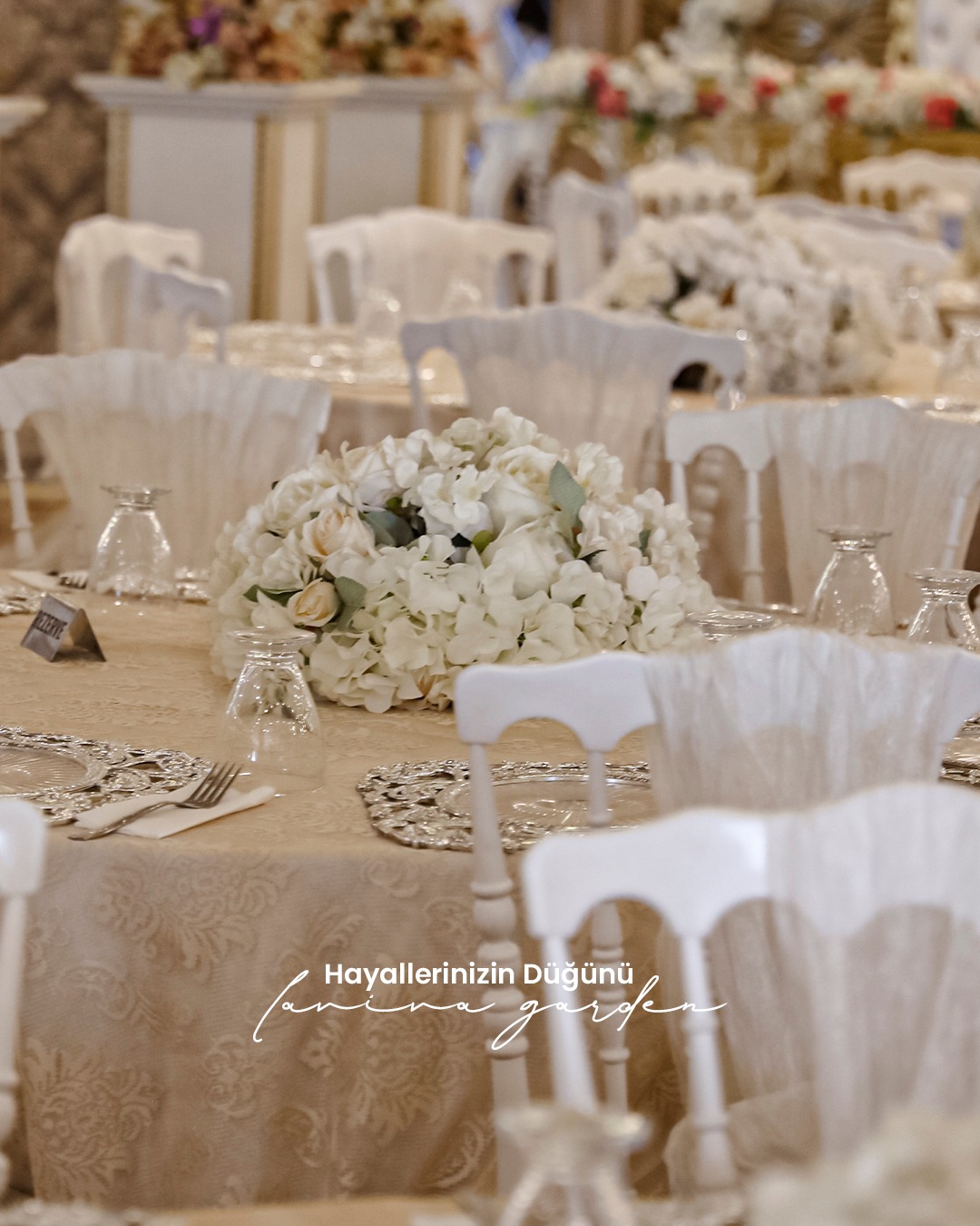 Laviva Garden kır alanında beyaz masa düzeni ve çiçekli dekorasyon