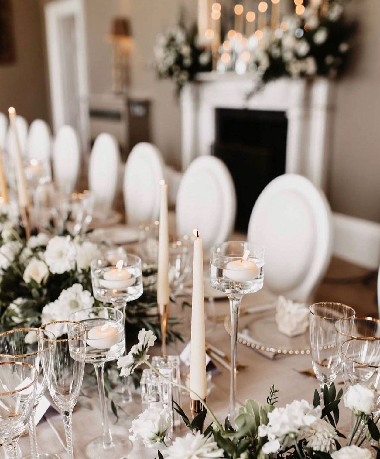 Beyaz ve yeşil tonlarda zarif masa düzeni – Liberta Event düğün organizasyonu