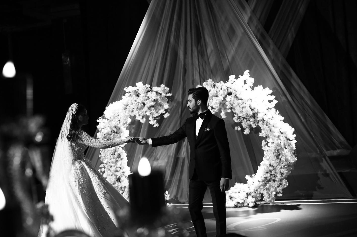 Romantik düğün sahnesi floral kemer tasarımı