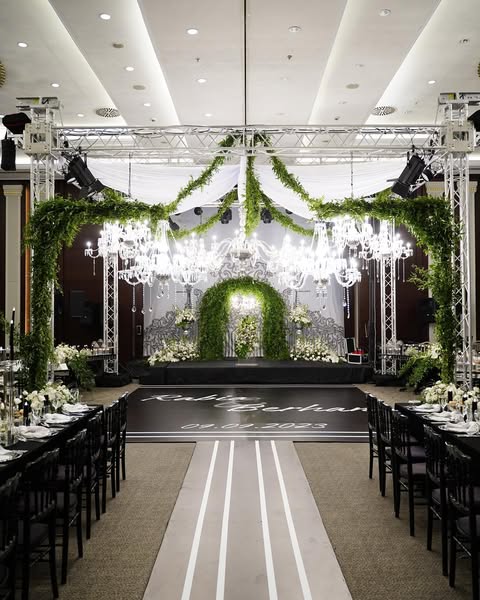 “Kristal avizelerle süslenmiş düğün alanı sahneleme”