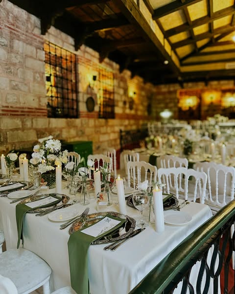 Rustik mekânda sade düğün masa düzeni