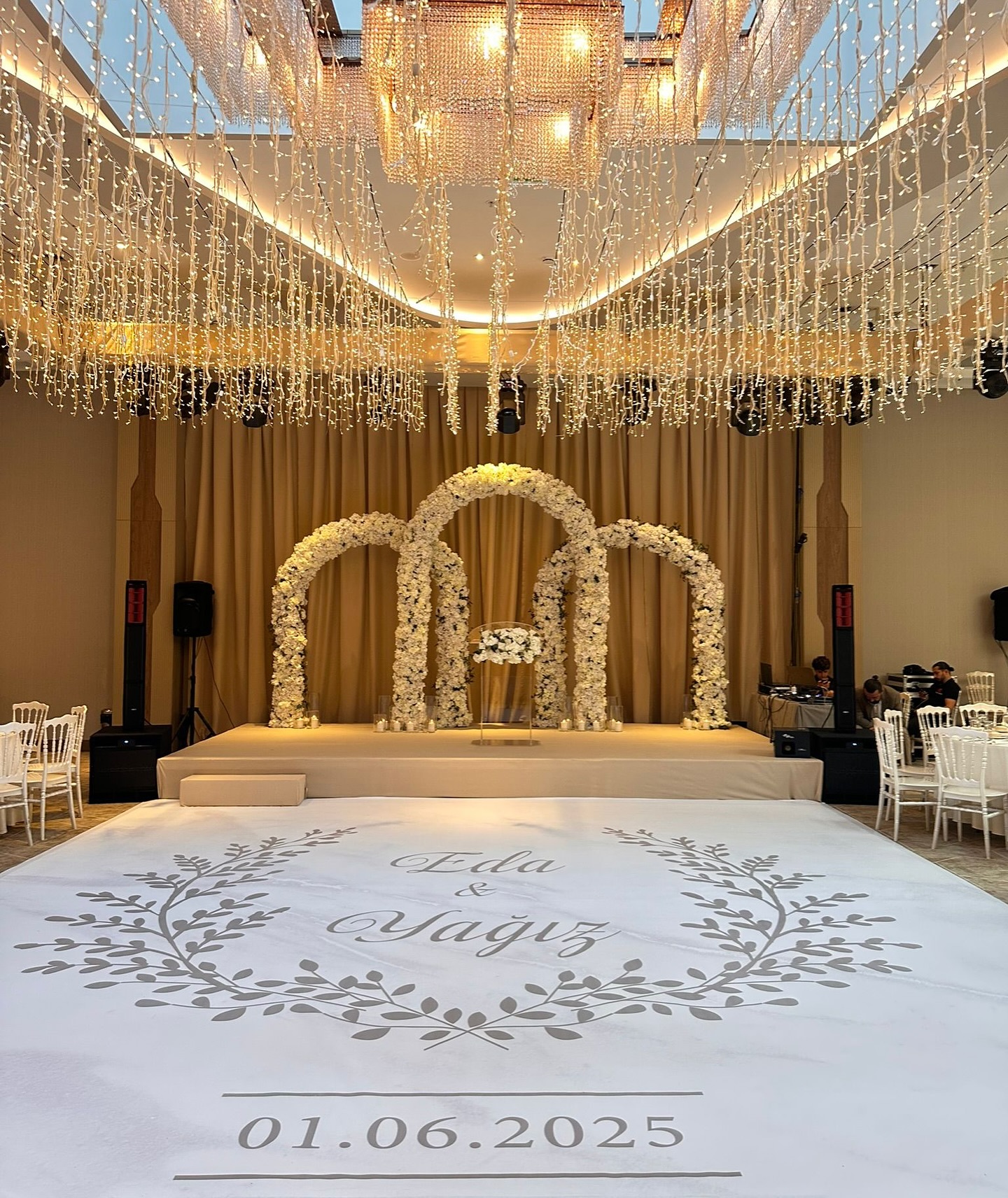 Özel konsept düğün sahnesi – İstanbul düğün organizasyonu