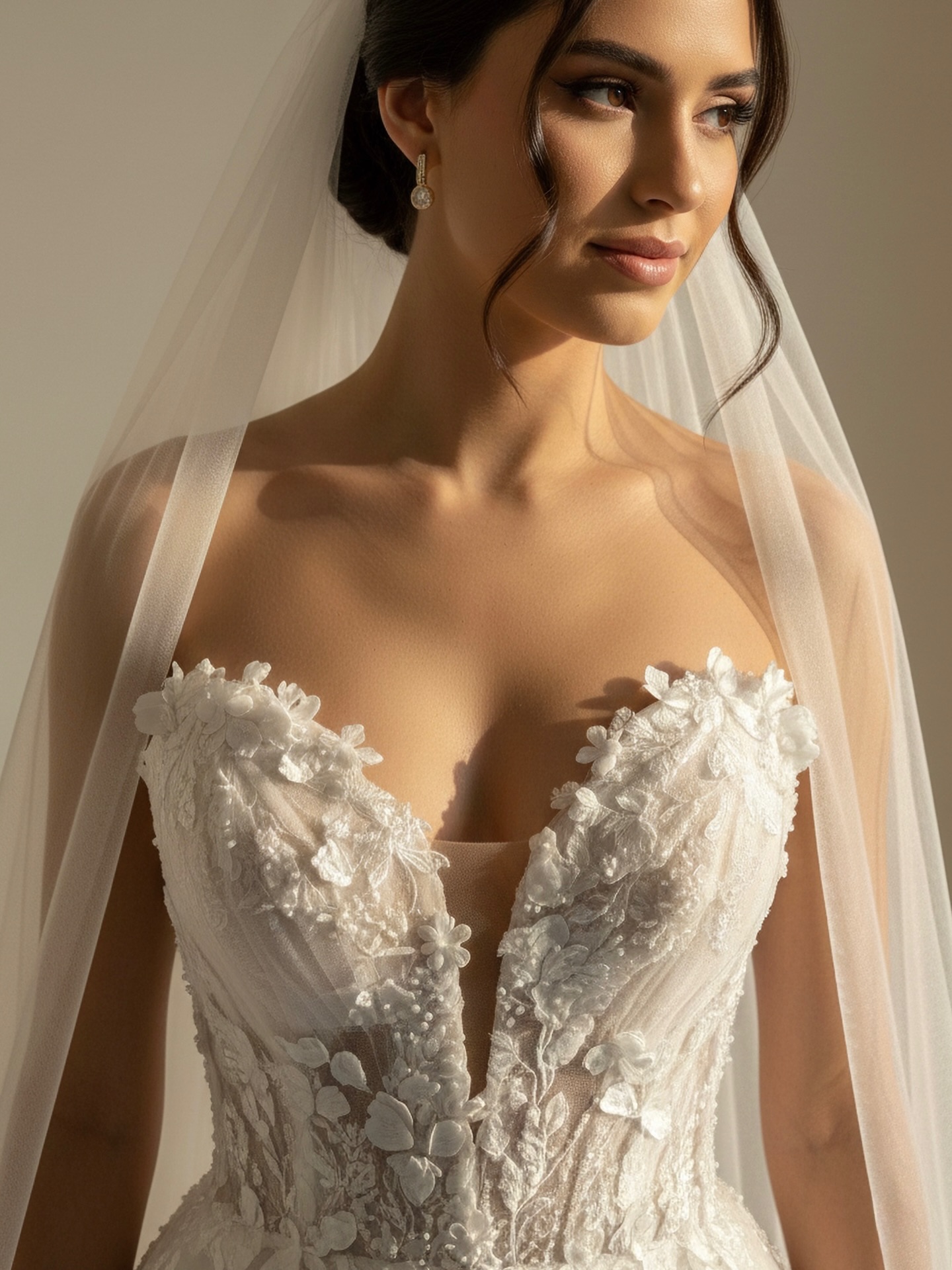 “Çiçek aplikeli transparan gövdeli modern gelinlik detay”