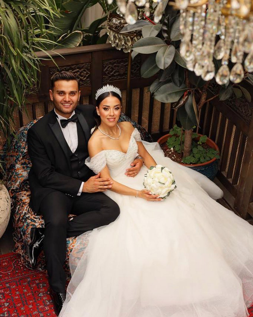 Omuzdan düşen askılı A kesim gelinlik modeli