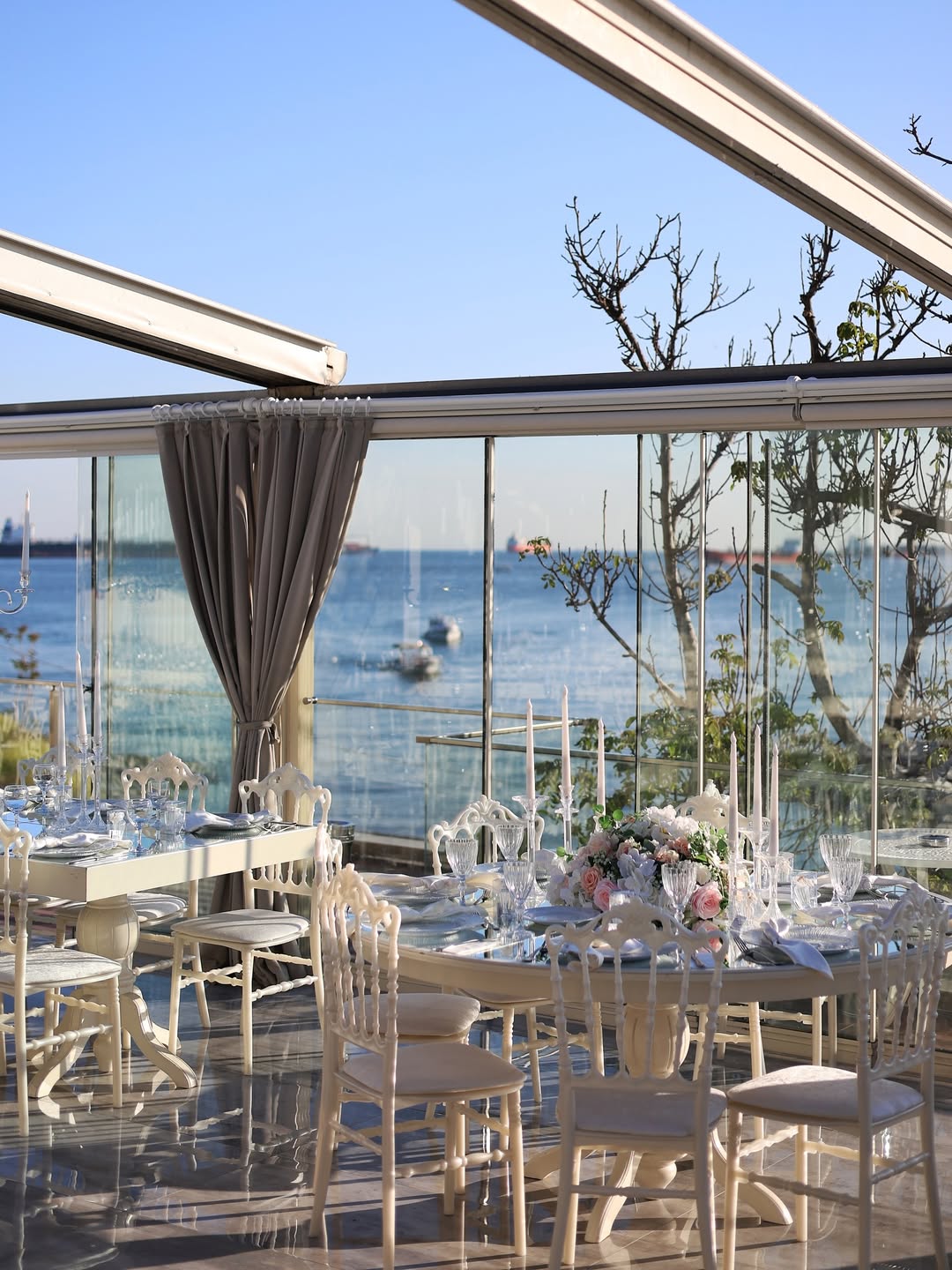 Deniz kenarı manzaralı masa düzeni – Lina Davet Florya